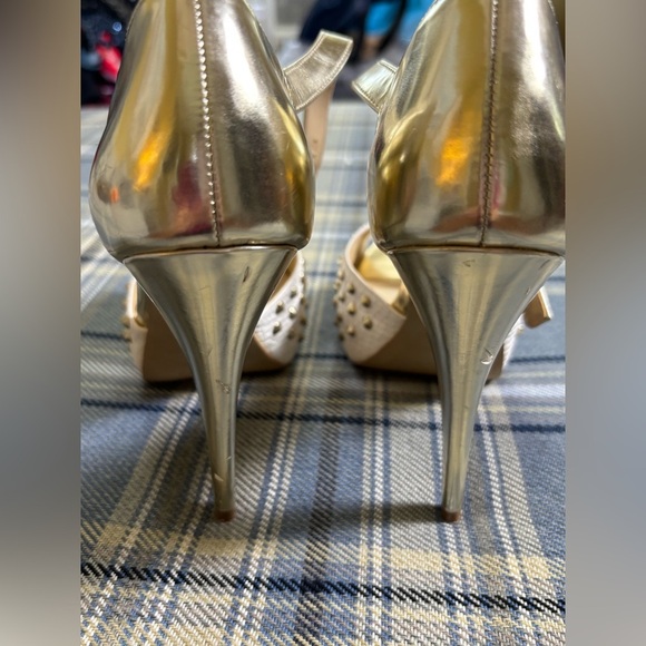 Rock & Republic - 'KURT White' Heels White & Gold Studded Rivets - Picture 4 of 7